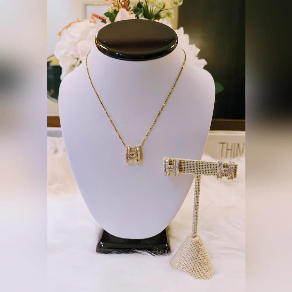 NWOT Gold & Diamond "H" Fashion Necklace - Picture 6 of 8